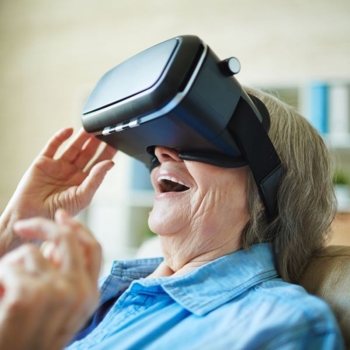 Virtual Reality VR-Brille Senioren Foto iStock shironosov